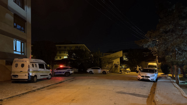 Olay yerinde park halindeki bir otomobilin altında tabanca bulundu.