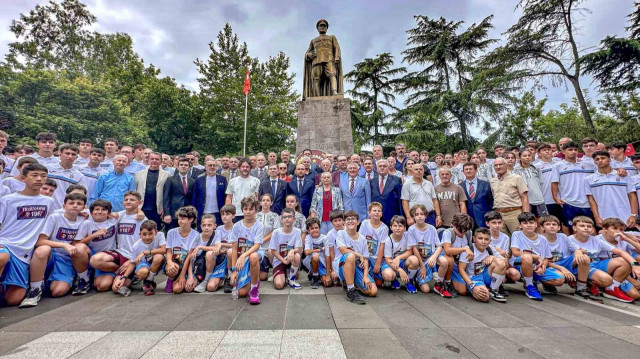 Tören, yapılan konuşmaların ardından çekilen toplu hatıra fotoğrafıyla sona erdi.