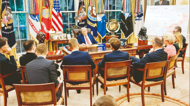 Trump'ın adeta bir öğretmen gibi Avrupalı liderleri Oval Ofis'teki masasının önünde hizaya dizdiği görülüyor.