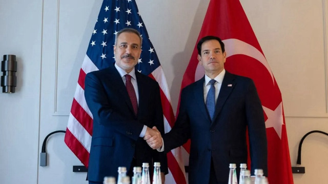 Turkish Foreign Minister Hakan Fidan (L) and US Secretary of State Marco Rubio (R)