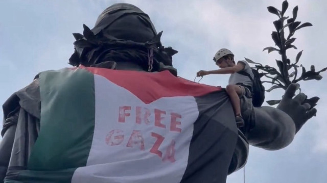 La Statue de la République a été drapée aux couleurs de la Palestine, avec la mention "Free Gaza", à Paris, le 14 juin, 2025.