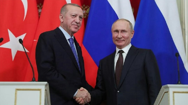 Turkish President Recep Tayyip Erdogan (L) and his Russian counterpart Vladimir Putin (R)