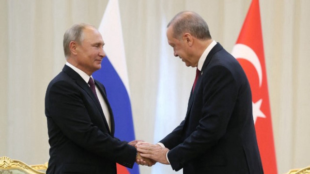 Une photo prise et publiée le 7 septembre 2018 par le service de presse de la présidence turque montre le président turc Recep Tayyip Erdogan (à droite) serrant la main du président russe Vladimir Poutine (à gauche) lors de leur rencontre à Téhéran.