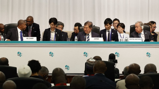 Le président angolais Joao Lourenco (à gauche), le Premier ministre japonais Shigeru Ishiba (au centre) et le secrétaire général des Nations unies Antonio Guterres (à droite) assistent à la cérémonie d'ouverture de la 9e Conférence internationale de Tokyo sur le développement de l'Afrique (TICAD 9) à Yokohama, dans la préfecture de Kanagawa, au sud de Tokyo, le 20 août 2025.