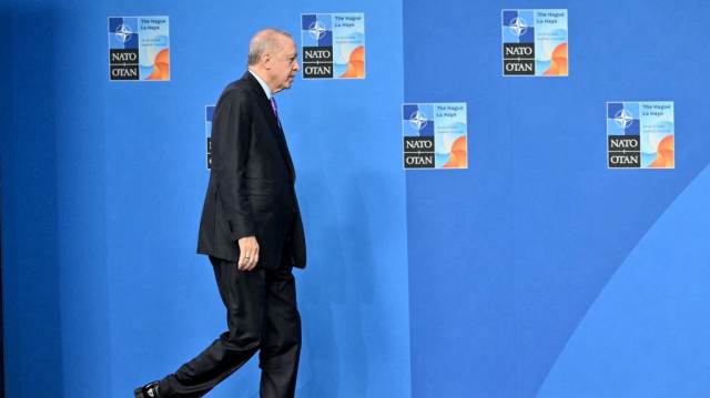 Le président turc Recep Tayyip Erdogan arrive pour poser pour une photo avec le secrétaire général de l'OTAN Mark Rutte et le Premier ministre néerlandais Dick Schoof (absent de la photo) lors du sommet des chefs d'État et de gouvernement de l'Organisation du traité de l'Atlantique Nord (OTAN) à La Haye, le 25 juin 2025.