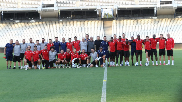Samsunspor, antrenman öncesi stadyumda poz verdi.
