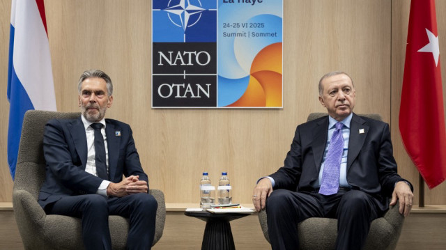 Le Premier ministre néerlandais Dick Schoof (à gauche) rencontre le président turc Recep Tayyip Erdogan en marge du sommet de l'Organisation du traité de l'Atlantique Nord (OTAN) à La Haye, le 25 juin 2025.