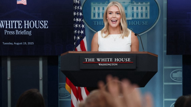 La porte-parole de la Maison Blanche, Karoline Leavitt, s'exprime lors du point presse quotidien dans la salle Brady Press Briefing Room de la Maison Blanche, le 19 août 2025 à Washington, DC.