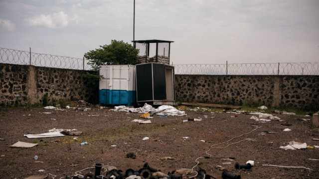 Vue générale d'une clôture périphérique à l'aéroport international de Goma, le 26 mai 2025, après la prise de contrôle par les troupes du M23 le 28 janvier 2025 et la destruction des infrastructures, coupant ainsi une voie principale pour l'aide humanitaire et le transport.