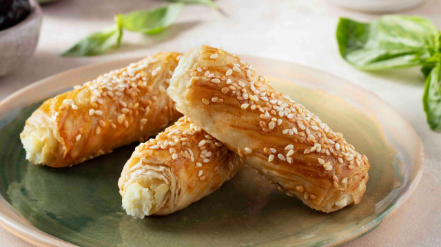 Pek Food Ezine Peynirli Börek birkaç dakikada hazır oluyor.