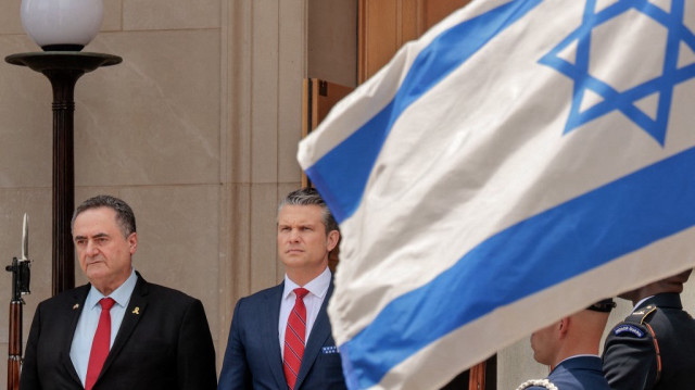 Le secrétaire à la Défense Pete Hegseth (R) accueille le ministre israélien de la Défense Israel Katz avec une haie d'honneur renforcée au Pentagone, le 18 juillet 2025, à Arlington, en Virginie.