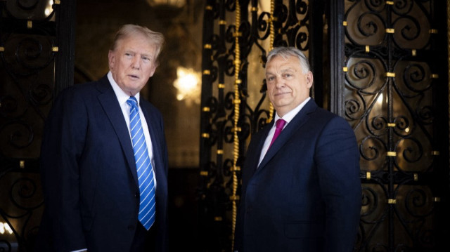 Sur cette photo prise et publiée par le cabinet du Premier ministre hongrois le 11 juillet 2024, le Premier ministre hongrois Viktor Orban (à droite) pose avec l'ancien président américain Donald Trump dans la propriété de ce dernier à Mar-a-Lago, à Palm Beach, en Floride.