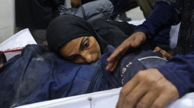 Une Palestinienne pleure devant le corps d'un proche à l'hôpital al-Awada, où ont été transportées les victimes des tirs israéliens sur des personnes venues chercher de l'aide près du « corridor de Netzarim » et des frappes israéliennes sur des bâtiments dans la zone de Nuseirat, dans le centre de la bande de Gaza, avant leurs funérailles, le 20 août 2025.
