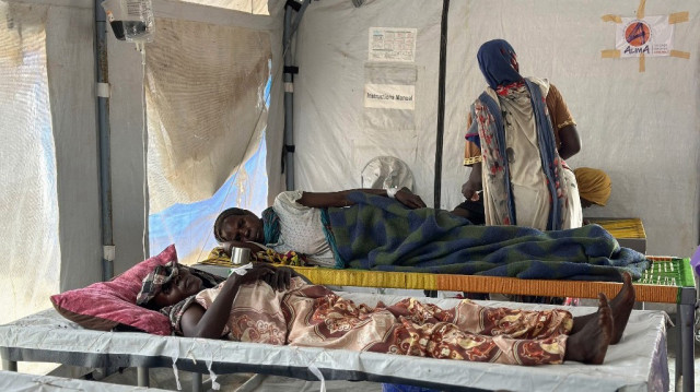 Des patients atteints du choléra reçoivent des soins dans le centre d'isolement dédié à cette maladie dans les camps de réfugiés de l'ouest du Soudan, dans la ville de Tawila au Darfour, le 14 août 2025.
