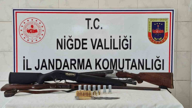 Niğde'de ele geçirilen ruhsatsız silahlar.
