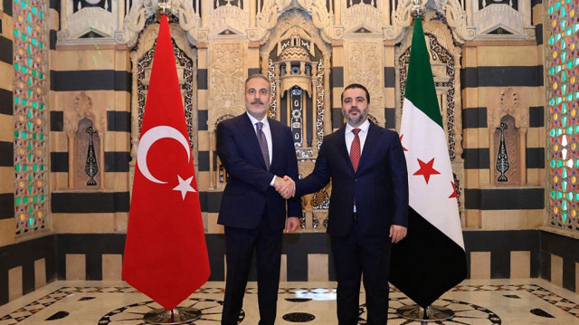 Une photo diffusée par l'agence de presse officielle syrienne SANA le 7 août 2025 montre le ministre syrien des Affaires étrangères Asaad al-Shibani (à droite) accueillant son homologue turc Hakan Fidan.
