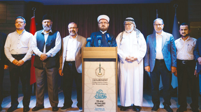 Dünya Müslüman Alimler Birliği Genel Başkanı Ali Muhyiddin El-Karadaği, İslam Alimler Vakfı'nda düzenlenen basın toplantısında konuştu.