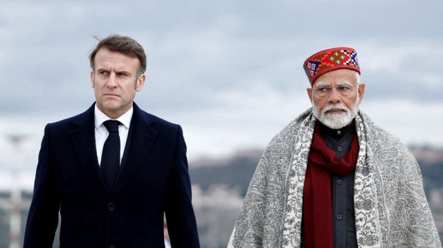Le président français Emmanuel Macron (à gauche) et le Premier ministre indien Narendra Modi assistent à une cérémonie de départ à l'aéroport Marseille Provence à Marignane dans le cadre d'une visite à Marseille, en France, le 12 février 2025.