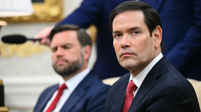 Le secrétaire d'État américain Marco Rubio observe la scène lors d'une réunion avec le président américain Donald Trump et le président ukrainien Volodymyr Zelensky dans le bureau ovale de la Maison Blanche à Washington, DC, le 18 août 2025.