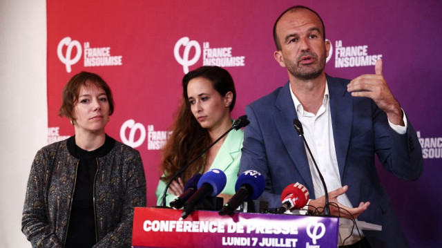 Manuel Bompard, coordinateur du parti de gauche français La France Insoumise (LFI), à côté de La France Insoumise - Sarah Legrain, députée de La France Insoumise - Nouveau Front Populaire (à gauche), et Clémence Guette, députée de La France Insoumise - Nouveau Front Populaire et vice-présidente de l'Assemblée nationale (au centre), s'expriment lors d'une conférence de presse au siège du parti de gauche La France Insoumise (LFI) à Paris, le 7 juillet 2025.