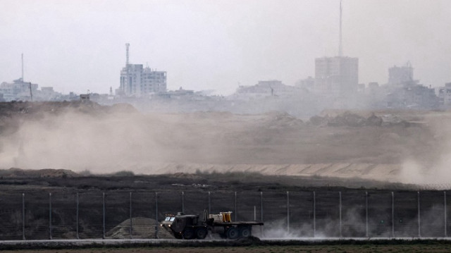 Cette photo prise depuis la frontière israélienne avec la bande de Gaza montre un camion militaire israélien roulant le long de la barrière de séparation, le 20 août 2025.