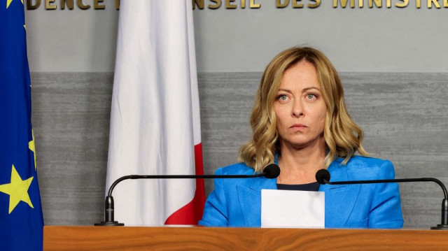 La Première ministre italienne Giorgia Meloni observe pendant une conférence de presse conjointe avec le Premier ministre libanais par intérim au palais du gouvernement dans le centre de Beyrouth, le 18 octobre 2024.