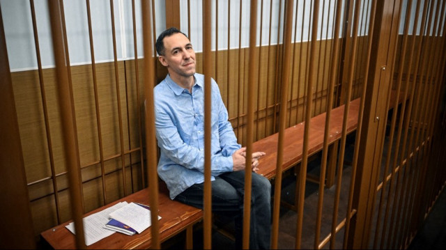 Laurent Vinatier, un chercheur français accusé d'avoir recueilli des informations militaires russes sans s'être enregistré en tant qu'« agent étranger », est assis dans le box des accusés lors d'une audience au tribunal du district de Zamoskvoretsky à Moscou, le 14 octobre 2024.