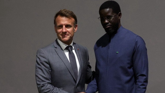 Le président français Emmanuel Macron et le président sénégalais Bassirou Diomaye Faye se serrent la main lors d'une réunion tenue dans le cadre de la 4e Conférence internationale des Nations unies sur le financement et le développement à Séville, en Espagne, le 30 juin 2025.
