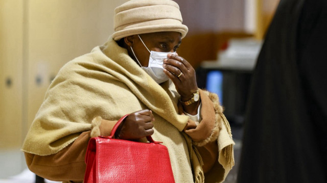 Agathe Habyarimana, veuve du président rwandais dont l'assassinat a déclenché le génocide de 1994, arrive au tribunal de Paris, le 3 novembre 2020, pour être entendue dans le cadre de l'enquête sur le rôle joué par l'ancien gendarme français Paul Barril pendant le génocide au Rwanda.