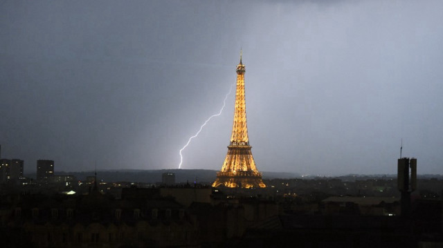 La foudre frappe pendant un orage près de la tour Eiffel à Paris, tard dans la nuit du 13 juin 2025.