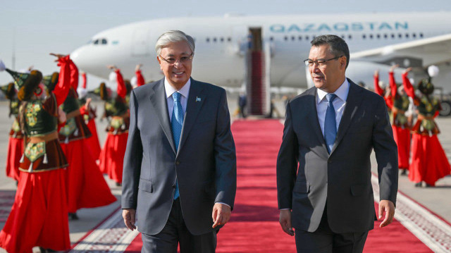 Le président kazakh Kassym-Jomart Tokayev et le président kirghize Sadyr Japarov.