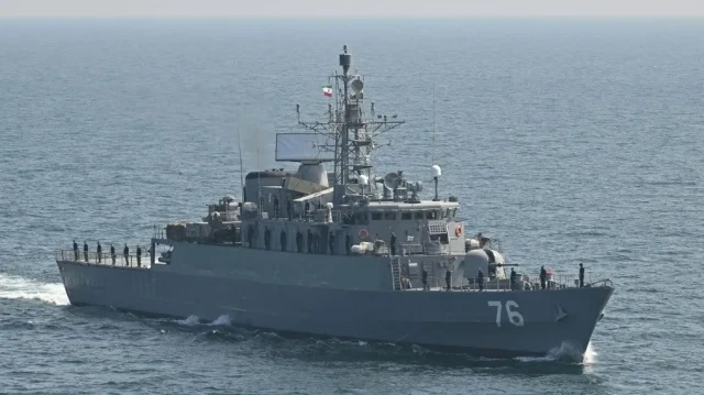 Le navire de la marine iranienne (INS) Jamaran participe à l'exercice naval multinational AMAN-25 dans la mer d'Oman, près de la ville portuaire pakistanaise de Karachi, le 10 février 2025, auquel participent plus de 50 pays avec des navires et des observateurs.