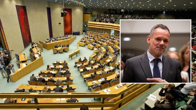 Veldkamp, kabinedeki diğer bakanlardan ve partilerden gördüğü baskının görevini yapmasına imkan vermediğini düşündüğünü aktardı.