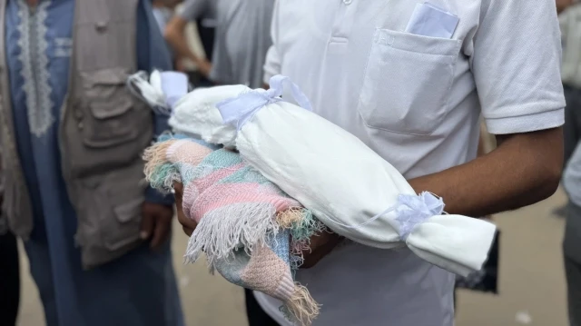 Dans la bande de Gaza, où Israël a imposé un siège intense et des restrictions empêchant l'accès à la nourriture de base, un bébé de 5 mois nommé Ghadir Breika est mort de malnutrition, le 21 août 2025.