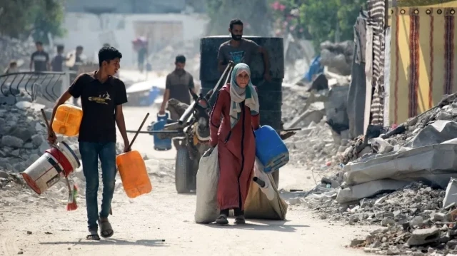Des Palestiniens fuient avec leurs biens le quartier d'Abu Iskandar, au nord de la ville de Gaza, le 22 août 2025. Le ministre israélien de la Défense, Israel Katz, a promis le 22 août de détruire la ville de Gaza si le Hamas n'acceptait pas de désarmer, de libérer tous les otages restants sur le territoire et de mettre fin à la guerre selon les conditions fixées par Israël.