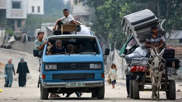 Les Palestiniens transportent leurs biens alors qu'ils fuient le quartier d'Abu Iskandar, au nord de la ville de Gaza, le 22 août 2025. Le ministre israélien de la Défense, Israel Katz, a promis le 22 août de détruire la ville de Gaza si le Hamas n'acceptait pas de désarmer, de libérer tous les otages restants sur le territoire et de mettre fin à la guerre selon les conditions fixées par Israël.
