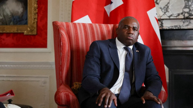Le ministre britannique des Affaires étrangères, David Lammy, écoute attentivement lors d'une réunion avec le vice-président américain JD Vance (non visible) à Chevening House, à Chevening, dans le sud-est de l'Angleterre, le 8 août 2025.