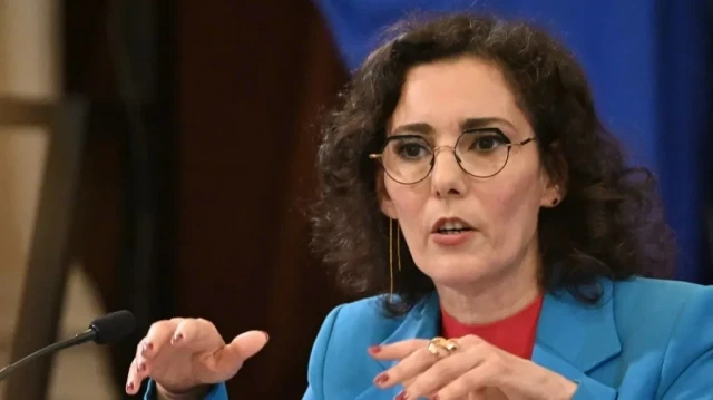 La commissaire européenne chargée de l'aide humanitaire et de la gestion des crises, Hadja Lahbib, s'exprime lors d'une conférence de presse à la mairie de Budapest le 27 juin 2025, à la veille de la marche des fiertés de Budapest. Le Premier ministre hongrois, Viktor Orbán, a déclaré que la police ne "disperserait" pas la marche des fiertés de Budapest le 28 juin, malgré l'interdiction prononcée, mais a mis en garde les participants et les organisateurs contre les conséquences juridiques.