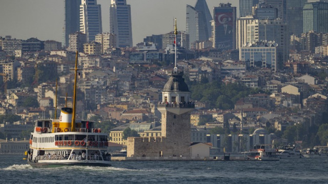 Un ferry passe devant la Tour de la Vierge à l'entrée sud du détroit du Bosphore à Istanbul, le 1er juin 2024.