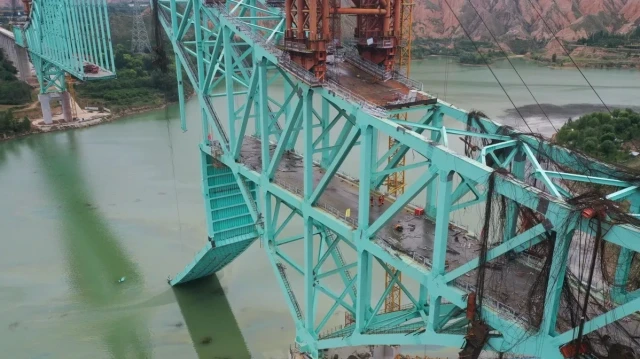 Sept personnes ont été tuées et neuf autres ont disparu après la rupture d'un câble de construction sur un pont en construction sur la section Qinghai de la voie ferrée Sichuan-Qinghai vers 3 heures du matin vendredi, 22 août 2025.