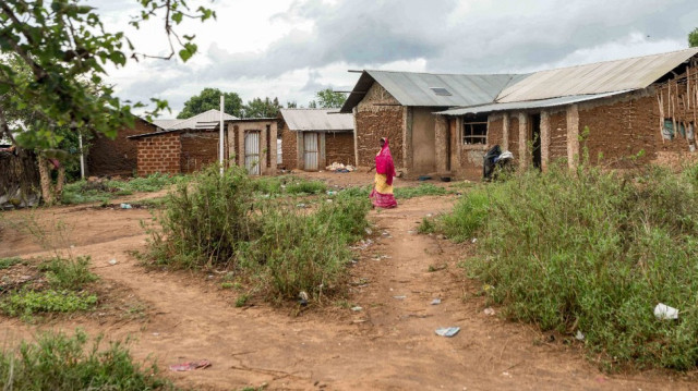 Une femme marche dans le village de Shakahola, le 6 avril 2023. Les restes de 448 personnes ont été découverts dans la région sauvage reculée de la forêt de Shakahola, près de Malindi. Paul Nthenge Mackenzie aurait incité ses disciples à se laisser mourir de faim afin de "rencontrer Jésus" avant ce qu'il prédisait être la fin du monde.