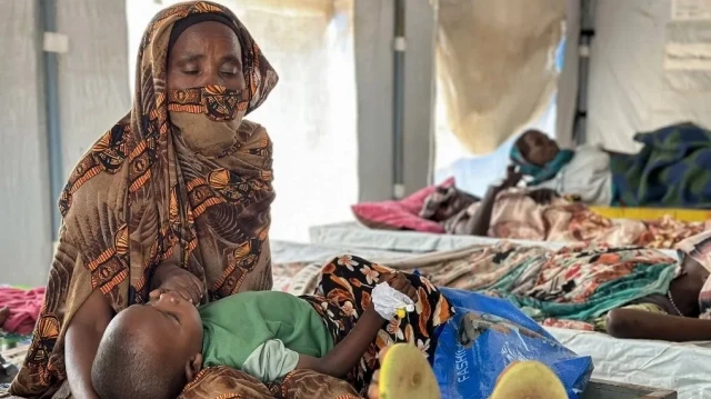 Les patients atteints du choléra reçoivent des soins dans le centre d'isolement pour le choléra des camps de réfugiés de l'ouest du Soudan, dans la ville de Tawila au Darfour, le 14 août 2025.