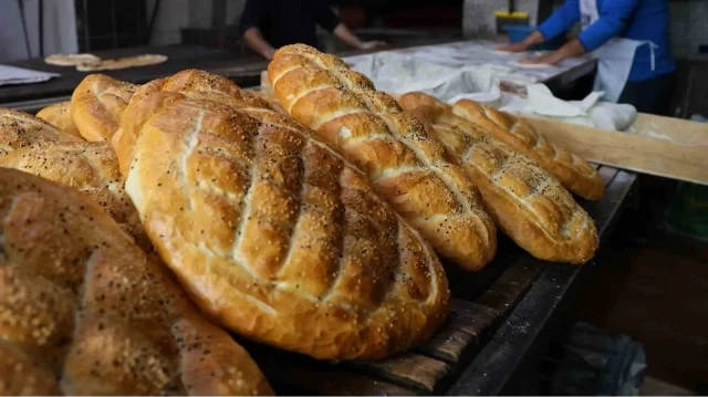 Adana'da 210 gram somun ve pide ekmek 15 lira oldu.
