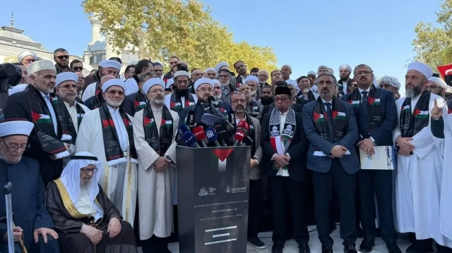 Ali Al-Qaradaghi, Président de l’Union Internationale des Savants Musulmans, a pris la parole lors d’une conférence de presse organisée par la Fondation des Savants Musulmans à la mosquée Eyup Sultan à Istanbul le 22 août 2025.