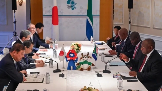 Le Premier ministre japonais Shigeru Ishiba (au premier plan à gauche) s'entretient avec le président sud-africain Cyril Ramaphosa (au premier plan à droite) lors de leur réunion bilatérale en marge de la deuxième journée de la 9e Conférence internationale de Tokyo sur le développement de l'Afrique (TICAD 9) à Yokohama, dans la préfecture de Kanagawa, au sud de Tokyo, le 21 août 2025.