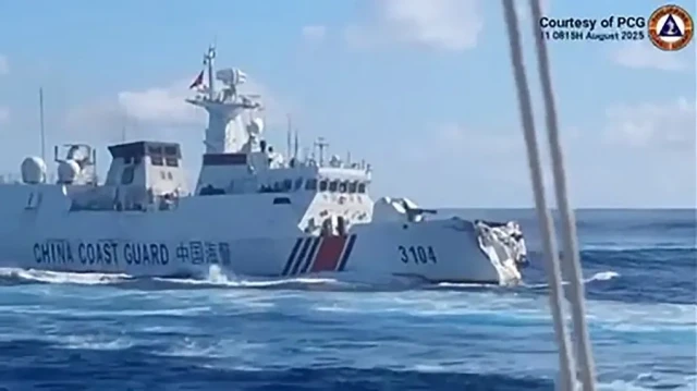 Cette capture d'écran vidéo diffusée et prise le 11 août 2025 par les garde-côtes philippins montre un navire des garde-côtes chinois dont la proue a été endommagée à la suite d'un incident avec un navire de la marine chinoise, tel que vu depuis un bateau de pêche philippin près du récif de Scarborough, dans la mer de Chine méridionale, zone contestée.