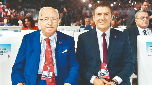 Kurultay delegesi olmayan Taner’in taktığı delege kartının Şarköy Belediye Başkanı Alpay Var’a ait olduğu fotoğrafta görülüyor.