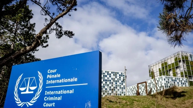 Une pancarte avec le nom et le logo est visible à l'extérieur de la Cour pénale internationale (CPI) à La Haye, le 11 mars 2025.