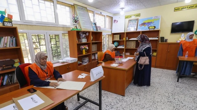 Une électrice libyenne vote lors des élections municipales dans un bureau de vote à Tripoli, le 16 août 2025. Des centaines de milliers de Libyens votent le 16 août lors de la deuxième phase des élections municipales, organisées sous haute sécurité après que des incidents et des irrégularités aient entraîné des retards dans plusieurs bureaux de vote. Ces élections sont considérées comme un test pour la démocratie dans un pays encore en proie à la division et à l'instabilité après des années de troubles suite au soulèvement soutenu par l'OTAN qui a renversé le dirigeant de longue date Mouammar Kadhafi en 2011.