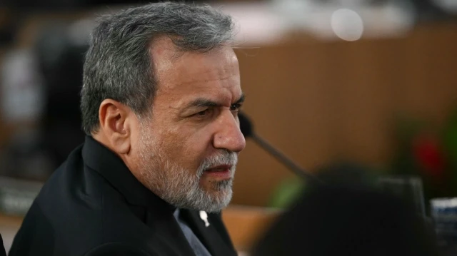 Le ministre iranien des Affaires étrangères, Abbas Araghchi, fait un geste lors de la première séance plénière du sommet des BRICS à Rio de Janeiro, au Brésil, le 6 juillet 2025. 